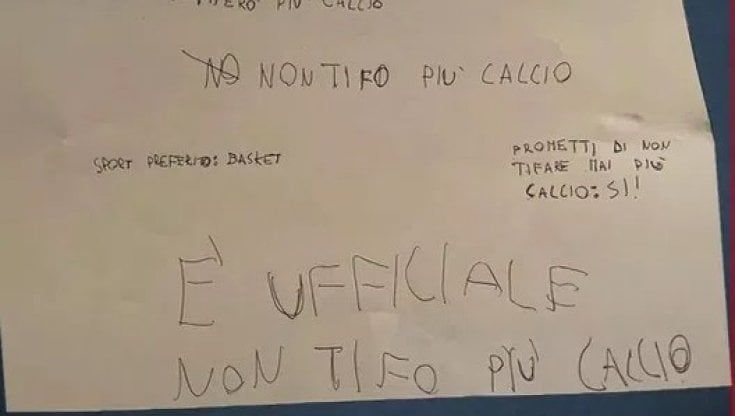 La Roma fa firmare un contratto a vita al bambino deluso dopo la disfatta con la Juve. Pellegrini: "Bentornato a casa"
