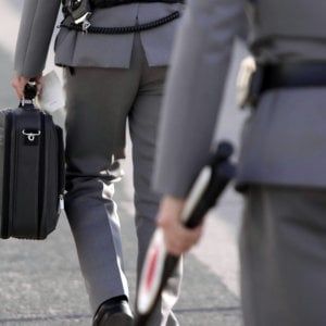 Firenze, lei esce dal lavoro lui la aggredisce e tenta di violentarla