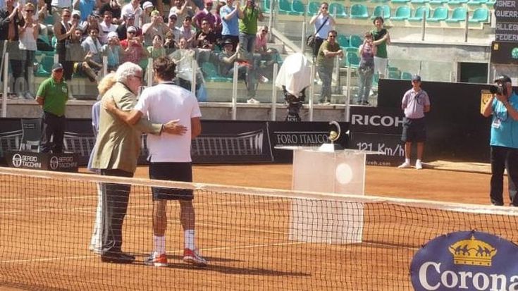 Federer, lettera ai figli di Pietrangeli: “Simbolo del tennis, non solo italiano”