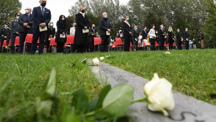 Strage Linate, Enac: "8 Ottobre diventi la Giornata nazionale per non dimenticare". Venti anni dopo il ricordo delle 118 vittime al Bosco dei faggi