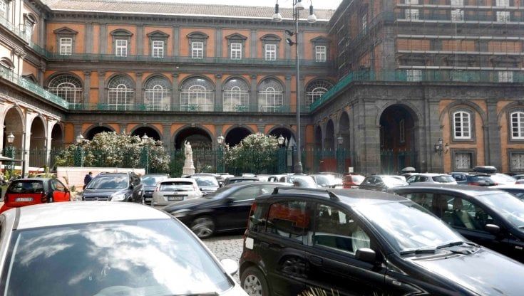 Napoli, Palazzo Reale il decoro mancato tra parcheggi e muri imbrattati