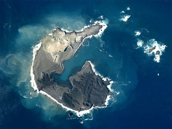 Giappone, continua a crescere l'isola nata dal vulcano