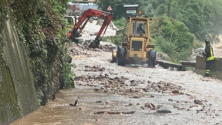 Clima impazzito, l’Italia spaccata in due: allerte maltempo e bollini rossi per il caldo