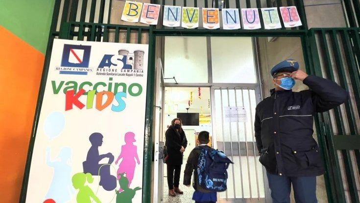 Napoli, al via la vaccinazione per gli under 12: animazione e giochi a scuola e nell’hub della Mostra