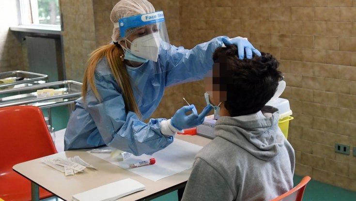 Omicron: test a tappeto nella scuola dei figli del paziente zero