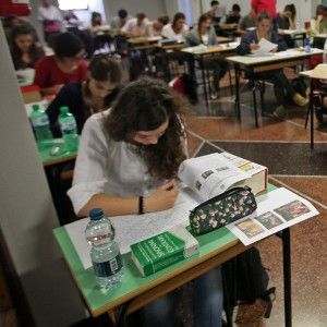 Maturit&agrave;, al via la seconda prova tra il greco e matematica. Atto vandalico al Torricelli: compito in palestra