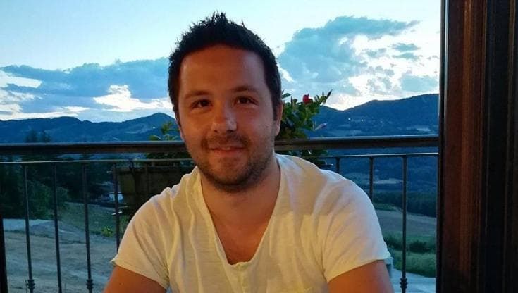 Daniele Rimondi muore a 42 anni in scooter nello scontro con un’auto