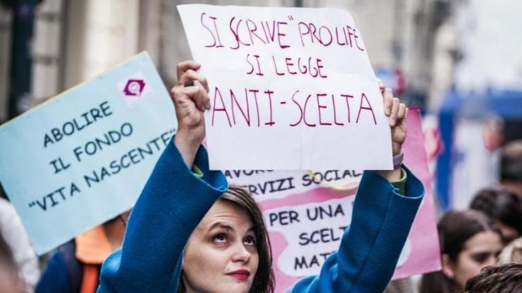 Scomparsa la relazione sull’aborto, ritardo record del ministero: mancano ancora i dati del 2023