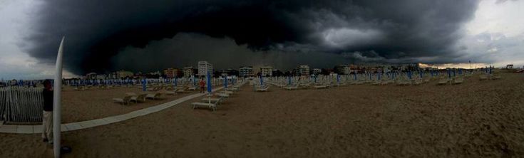 Rimini, il cielo diventa nero. Gli scatti del temporale