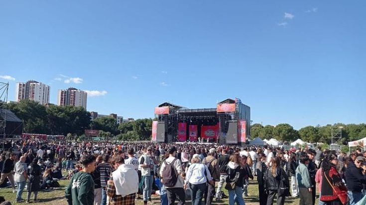 Uno maggio, a Taranto in 50mila cantano contro la paura: Brunori, Subsonica e a sorpresa Kid Yugi