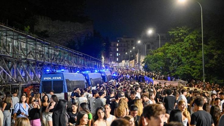 Napoli, la notte prima degli esami: migliaia di ragazzi nel piazzale di San Martino. Da oggi le prove scritte