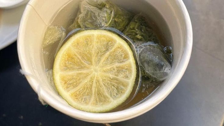 Farei finta di nulla, se non fosse per quella fetta di lime
