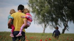 Come smettere di essere genitori ansiosi e aiutare i figli a crescere più sicuri