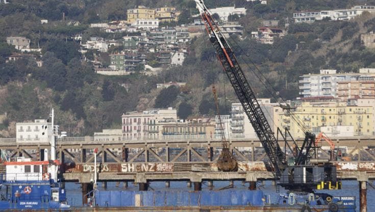 Bagnoli, al via la demolizione del pontile. Manfredi: “Giorno storico”
