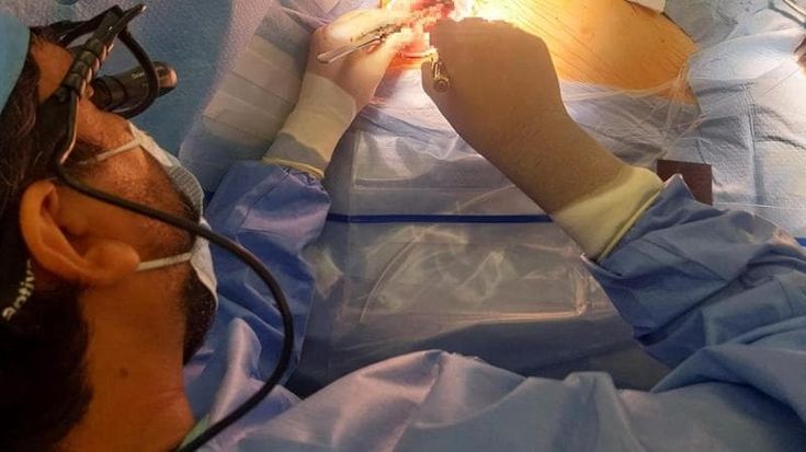Si sente male mentre va a scuola: sembrava un attacco di ansia, ma era un raro tumore al cuore. Salvata ragazza di 17 anni