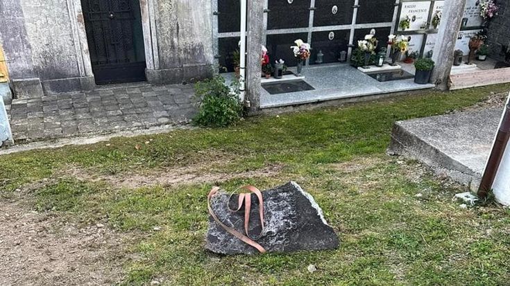 La tomba divelta e rimossa del partigiano a Cichero: “Il centrodestra boccia la riparazione”