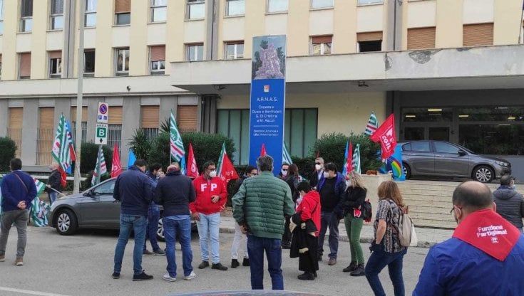 Covid, sit-in di medici e infermieri al Civico: "Da eroi a dimenticati"