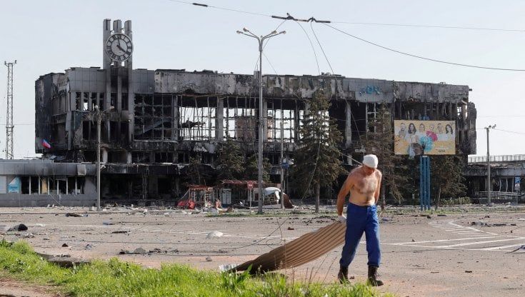 Dramma Mariupol, i morti tra le macerie e lo spettro del colera: “Abbiamo fame e sete”
