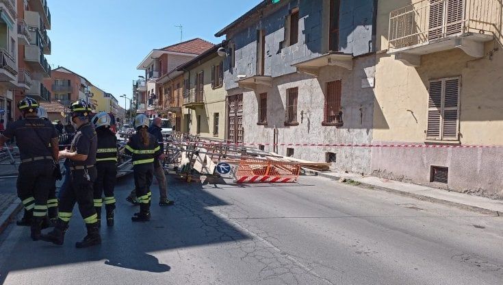 Tragedia sfiorata a Collegno, ponteggio si schianta in strada