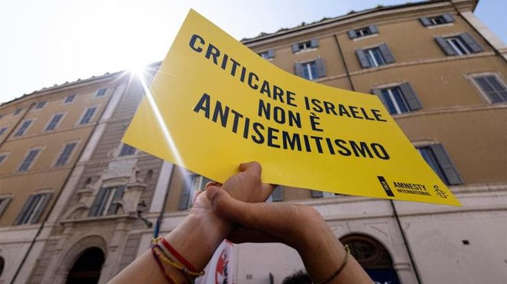 Antisemitismo, bandiere di Hamas al sit-in contro ddl. FdI: “Schlein e Conte condannino odio”