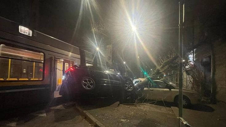 Auto contro tram in corso Belgio, abbattuto un albero