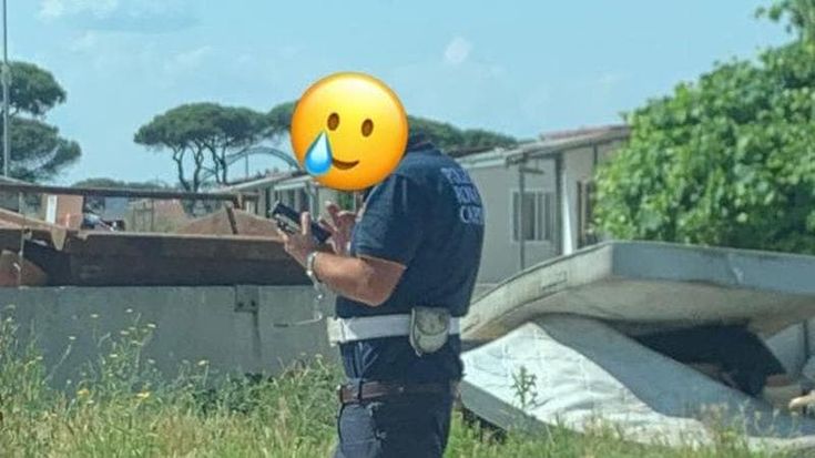 Liti, multe e selfie: l’estate dei vigili è tutta un meme. E qualcuno finisce anche sott’acqua