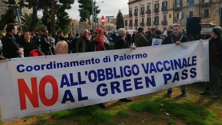 In trecento alla manifestazione No Vax: "Difendiamo i nostri diritti"
