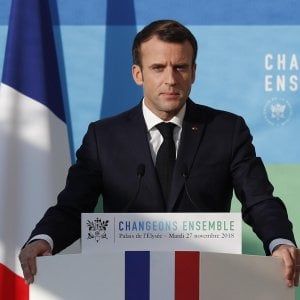 Gilet gialli, Macron: "Meno nucleare e concertazione sulla transizione ecologica"