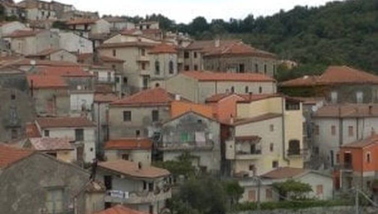 “Ho sbagliato, non dovevo”, le scuse della dirigente scolastica immortalata durante una festa di compleanno in zona rossa