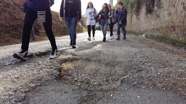 La denuncia degli studenti del Siani: "La strada per arrivare a scuola è un suolo lunare costellato di buche" 
