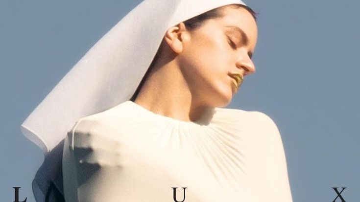 Lux, il nuovo disco di Rosalía: il pop come atto di fede in tredici lingue. La recensione