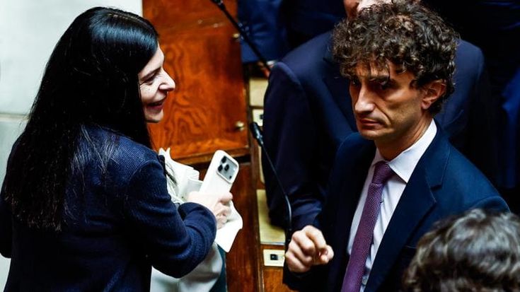 Guardiani e spie tra i banchi, la fobia dei traditori a destra: “Mantovano ci controlla tutti”