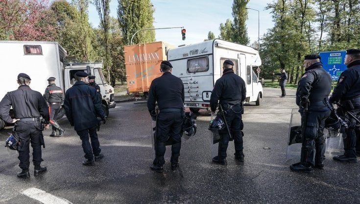 Maxi rave finito, le forze dell'ordine sgomberano il capannone: all'interno cumuli di rifiuti e una torta gigante