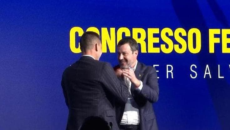 Congresso della Lega a Firenze, Vannacci prende la tessera