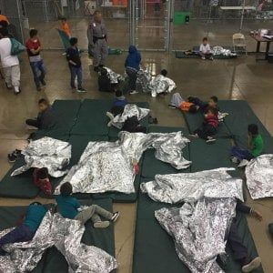 Usa, si aggrava la crisi dei bambini migranti separati dai genitori: "Rinchiusi in gabbie"