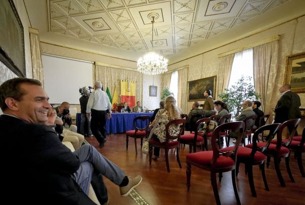 Comune, approvata delibera "Adotta una strada": De Magistris fra il pubblico