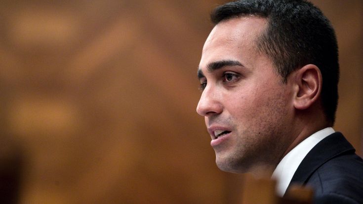 Manovra, Di Maio all'attacco: "Prima il reddito poi la flat tax"