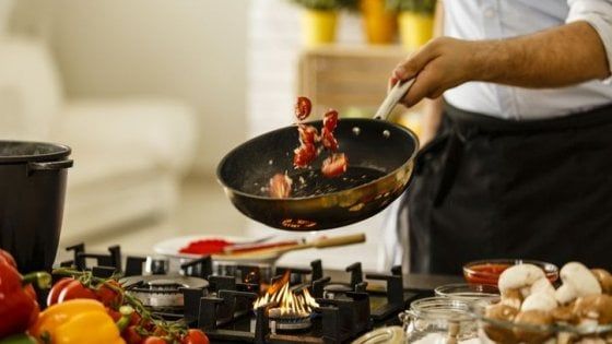 Con la “cibo-mania” boom di vendite di pentole, stoviglie e freezer
