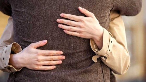 Potenza: finge di conoscerlo, lo abbraccia e gli ruba la pensione