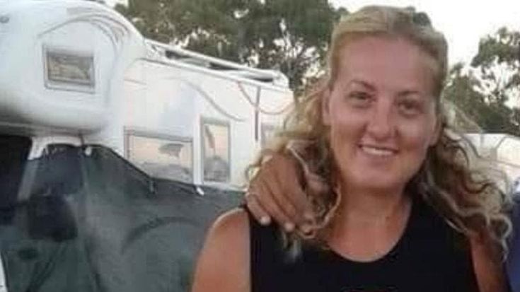 Bambina arriva a scuola da sola: “Mamma è caduta e non risponde”. Dea Catallo trovata morta in casa