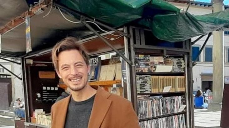 Un altro addio in centro: chiude la bancarella dei libri in piazza dei Ciompi