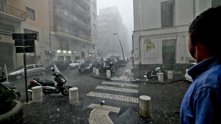 Bomba d'acqua su Napoli, blocchi e disagi