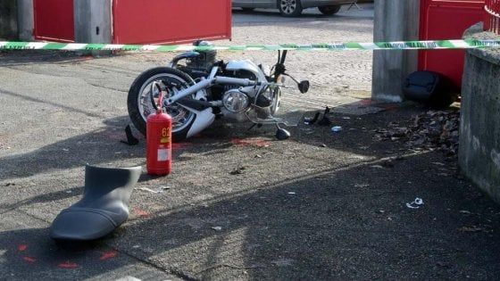 Biella, motociclista sbatte contro un furgone che svolta: morto a 66 anni