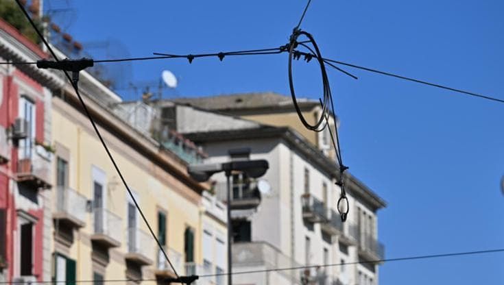 Napoli, camion con yacht trancia i cavi del tram