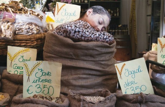 La modella "nuda" tra i prosciutti: è il calendario del Mercato di Livorno