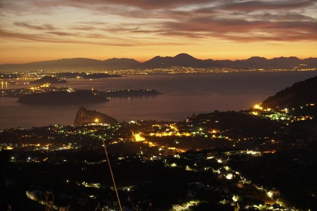 Ischia, la meraviglia dell'alba con vista sul golfo di Napoli