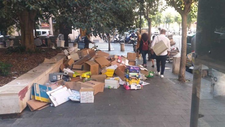 Rifiuti a Napoli, sindaco in campo: raccolta a nuovi gestori, “l’emergenza rientrerà”