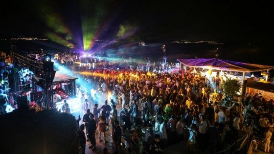 Coronavirus, 21 positivi tra i dipendenti del Phi Beach di Baja Sardinia. Ipotesi trasporti dedicati per i turisti in isolamento