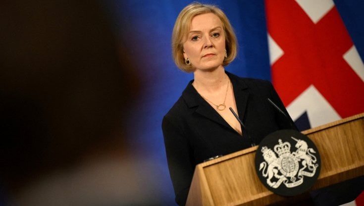 La premier britannica Liz Truss: "Mi scuso, ho fatto errori ma sono pronta a guidare il Paese"
