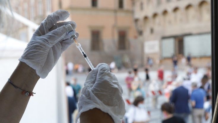 Vaccini, terza dose subito per 3 milioni di fragili. Oggi l’ok dell’Aifa